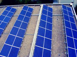 Dreieckige Montagehalterungen montieren Solaranlage auf Flachdach