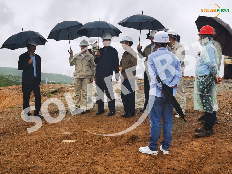Führungskräfte von Sinohydro und China Datang Corporation besuchten und besichtigten den 60-MW-Solarpark in der Präfektur Dali, Yunnan.