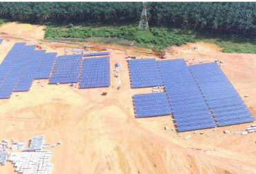 Unser großes kommerzielles Bodensolarsystem im Bau