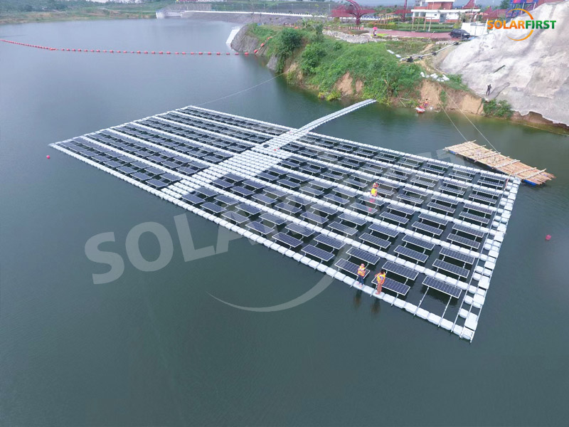 68 kWp schwimmendes PV-Kraftwerksprojekt in Indonesien