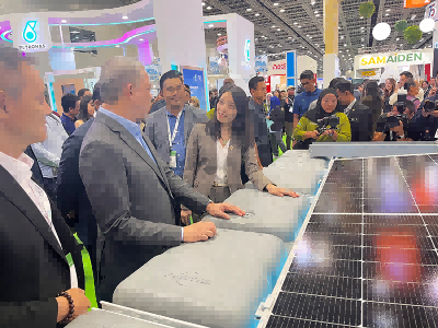 Fadillah Yusof, Energieminister Malaysias, und der zweite Premierminister Ostmalaysias besuchten den Stand von SolFirsTech